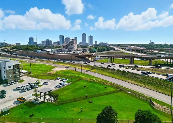 99 Modern 2b2b Near Stockyards, Pool & Gym, 7m To Dickies Stadium, 15m To At&t Stadium *