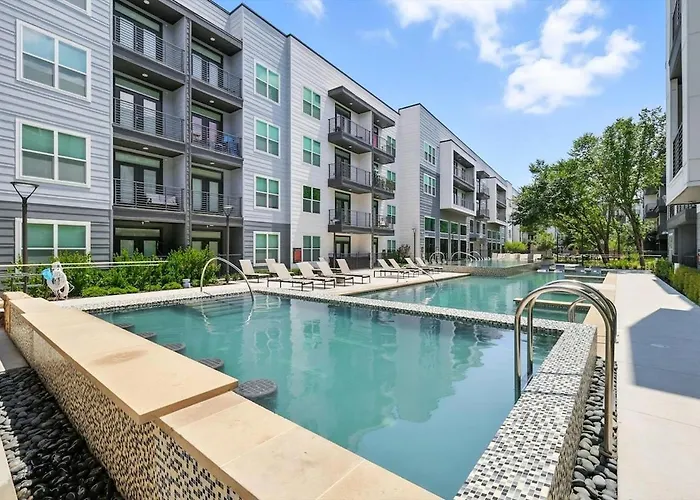 Apartamento 99 Modern 2b2b Near Stockyards, Pool & Gym, 7m To Dickies Stadium, 15m To At&t Stadium